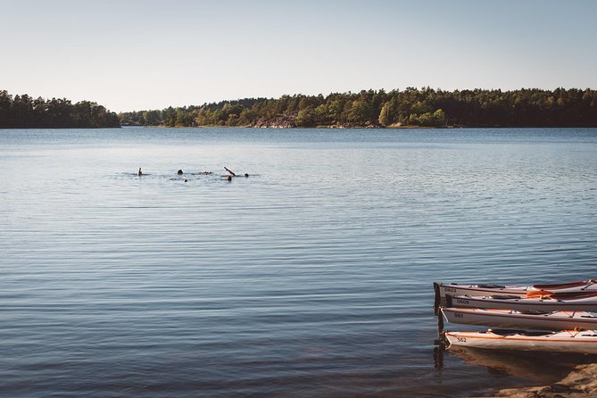 4-Day Kayak & Wildcamp the Archipelago of Sweden - Self-guided - Choosing a wild camp among the islands