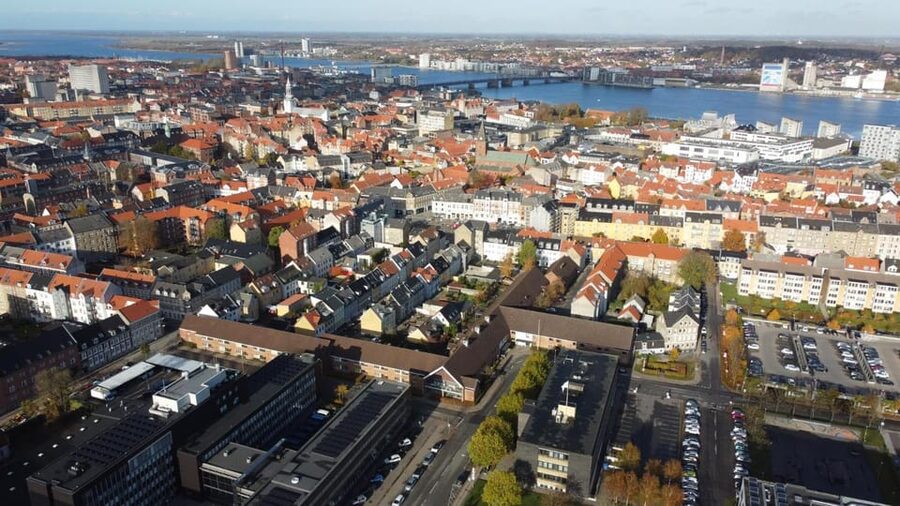 Aalborg: Express Walk with a Local in 60 minutes - Budolfi Church and Aalborg’s central character