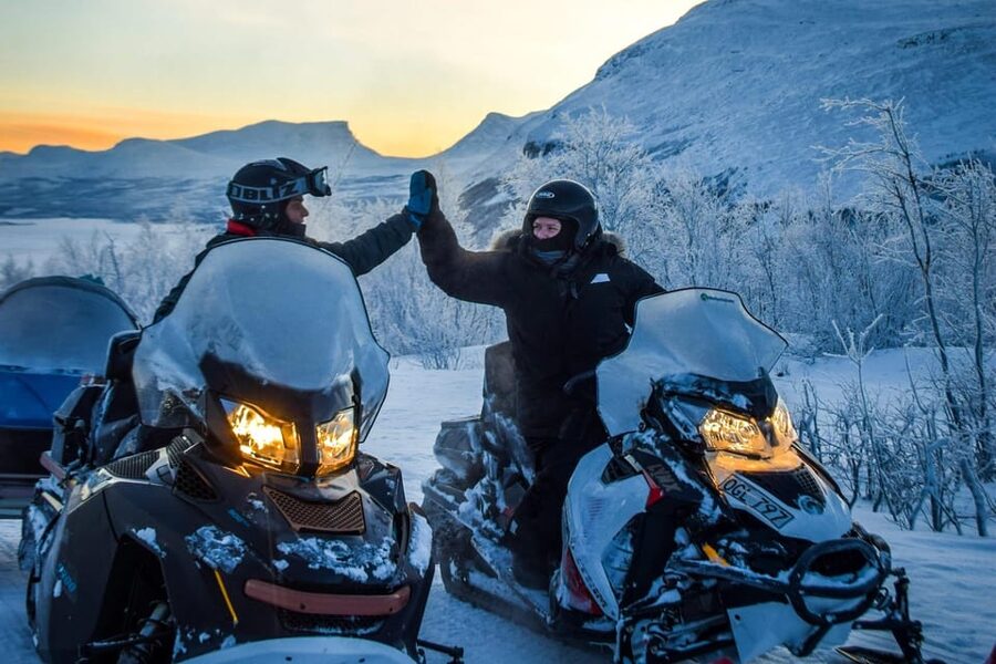 Abisko/Björkliden: Panorama Snowmobile Tour with Snacks - Learning the machine before the mountain climb
