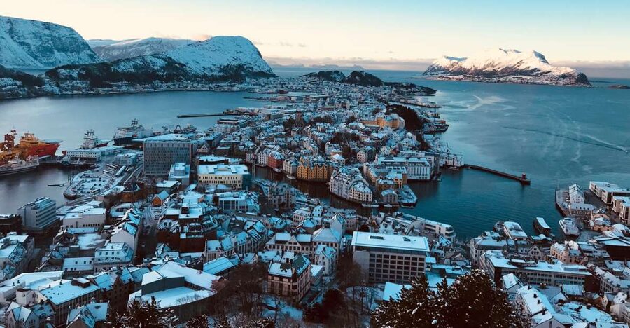 Ålesund: Ålesund and Surrounding Islands Audio Guide Tour - Meeting the bus beside Ålesund’s harbor