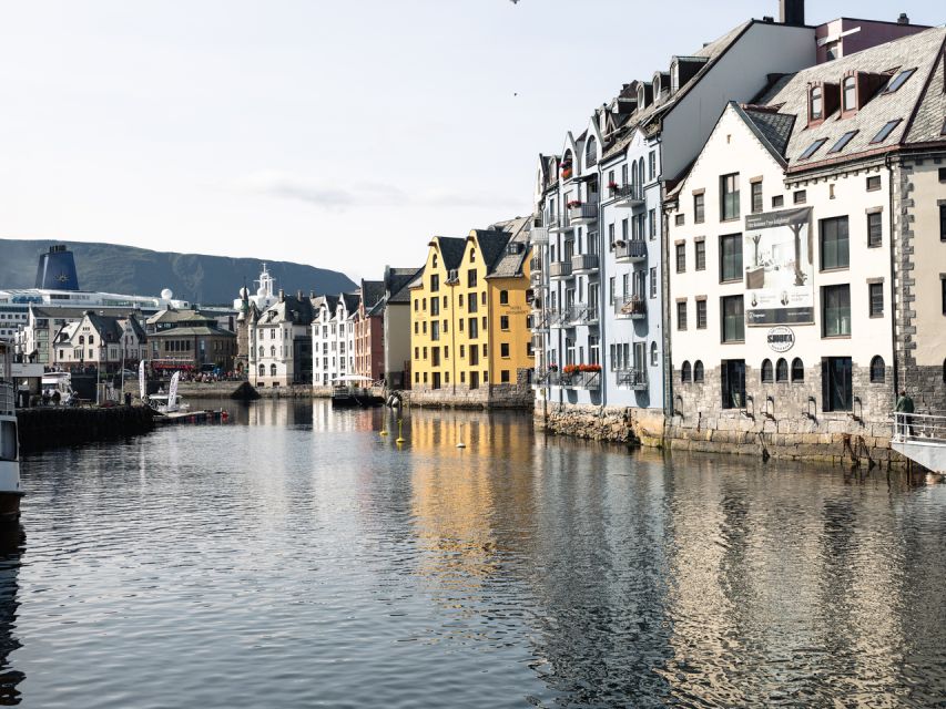 Ålesund: Guided Food Walking Tour - Five tastings, with room for surprises