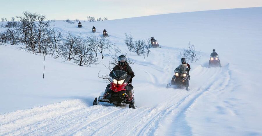 Alta: Guided Snowmobile Safari on Finnmarksvidda With Snacks - Learning to handle the snowmobile