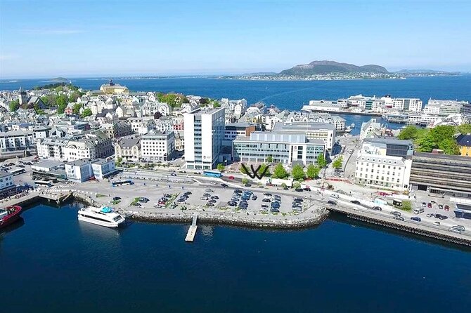 Amazing city walk in Ålesund - Finding Rådhusplassen from the cruise pier