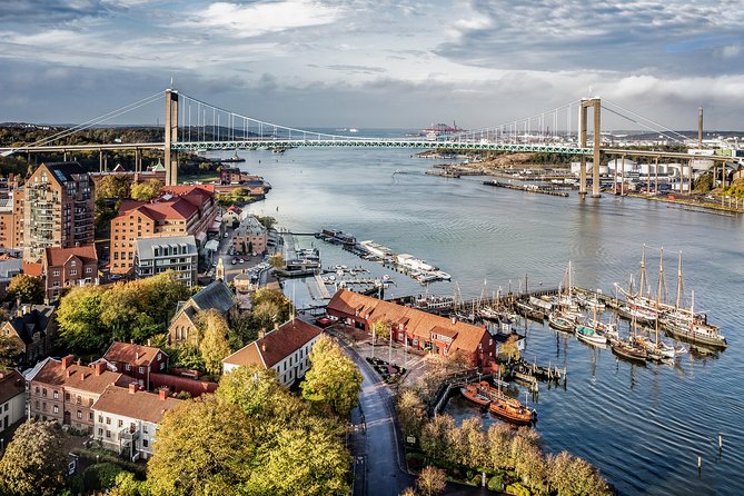 Archipelago Tour with guide Gothenburg - Älvsborg Fortress gives the cruise a historic anchor