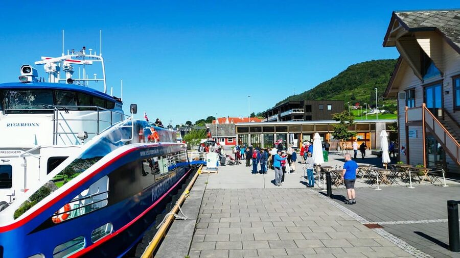 Bergen: Cruise to beautiful Rosendal by the Hardangerfjord - The return to Bergen