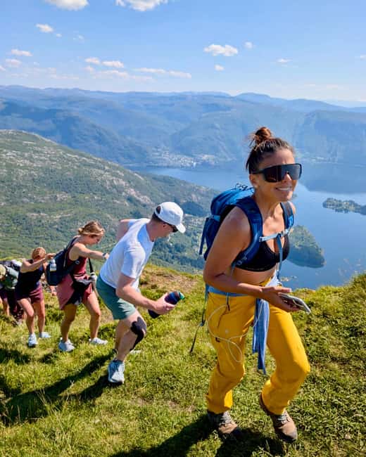 Bergen: Fjord Hiking - Public tour - Reaching the viewpoints above the fjords