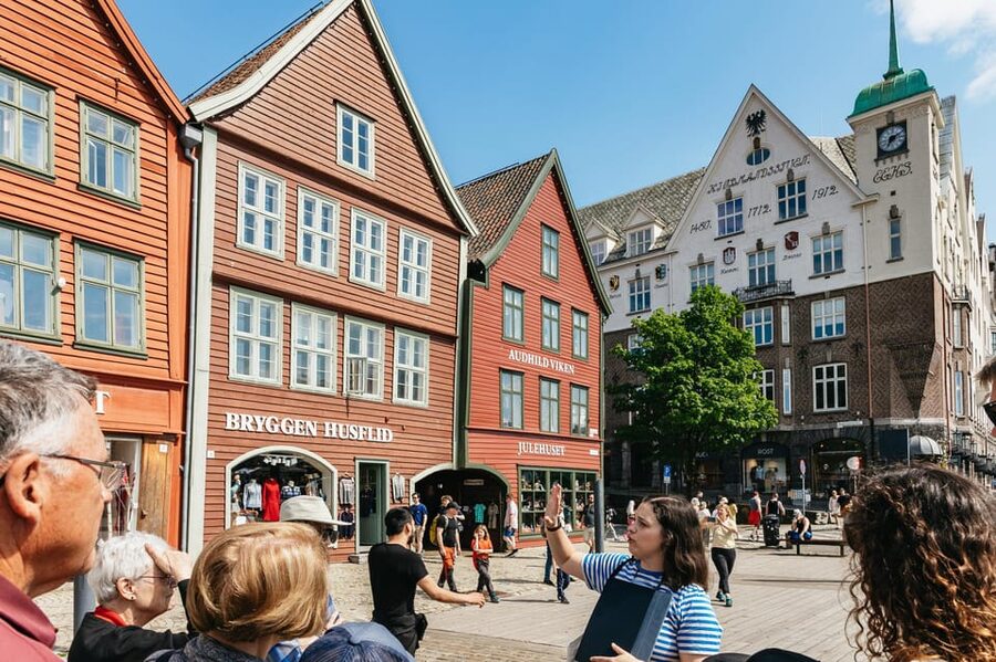 Bergen: Guided Minibus Tour with Photo Stops - Starting beside the fortress
