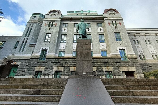 Bergen in Your Pocket: Landmarks and Lore Audio Tour - Skotstredet adds a newer, livelier note