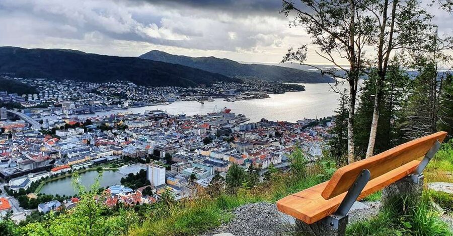 Bergen: Mountain hike on top of Bergen - Public tour - Leaving the crowds on Mt. Fløyen