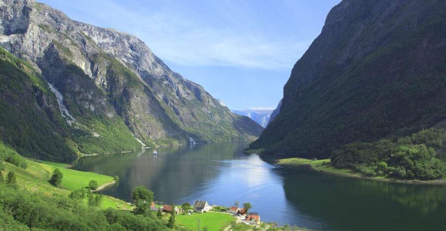 Bergen: Private Day Tour, Nærøyfjord Cruise and Flåm Railway - The drive from Bergen to Tvindefossen