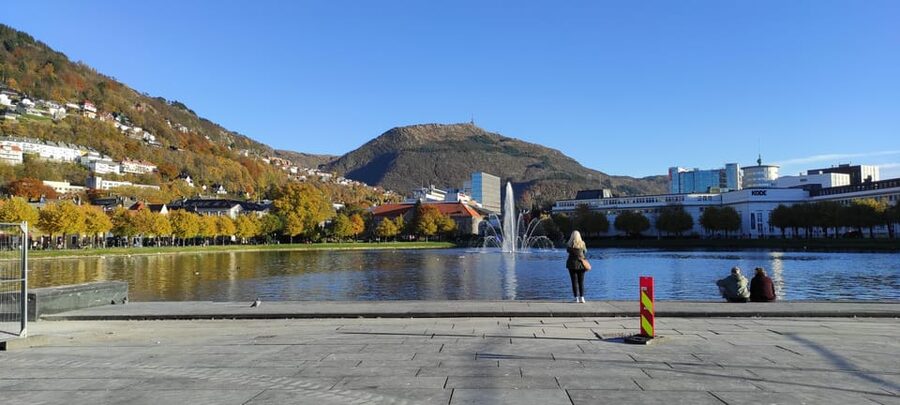 Bergen: Private tour in your own language - Torgallmenningen connects the modern city to the old one