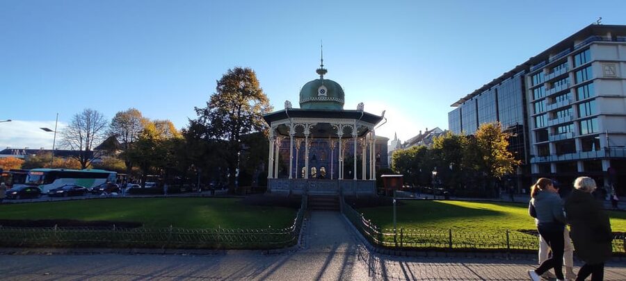 Bergen: Private tour in your own language - Bergenhus Fortress adds power, defense, and royal history
