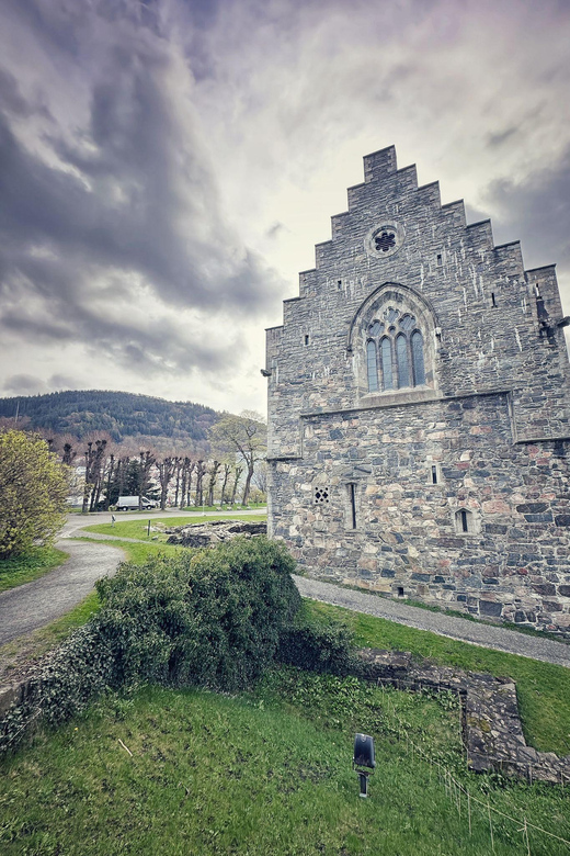Bergen's Twilight Magic: An Evening Adventure - Bryggen’s wooden lanes and Hanseatic stories
