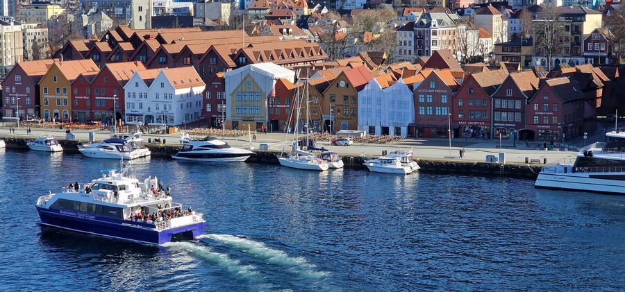 Bergen: Sightseeing Cruise of Bergen's Historic Landmarks - Leaving Börshopen Pier
