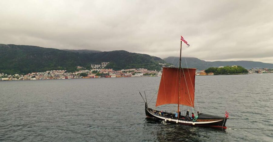 Bergen: Viking Ship Sailing Experience and Sightseeing Trip - Fishing for mackerel on the way
