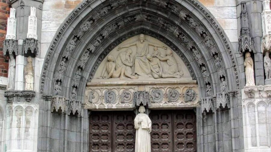 Best of Uppsala: Private Walking Tour with a Local - Reaching Uppsala Castle