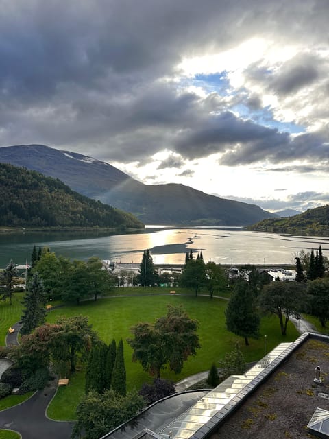 Briksdal Glacier and Loen Skylift Tour with Transfer - A Norwegian picnic instead of a restaurant stop
