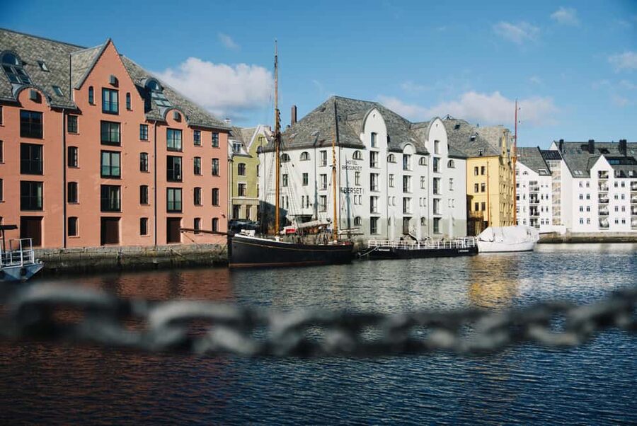 City walk in Ålesund: Art Nouveau, sea views, and insider tips - Key points to know before booking