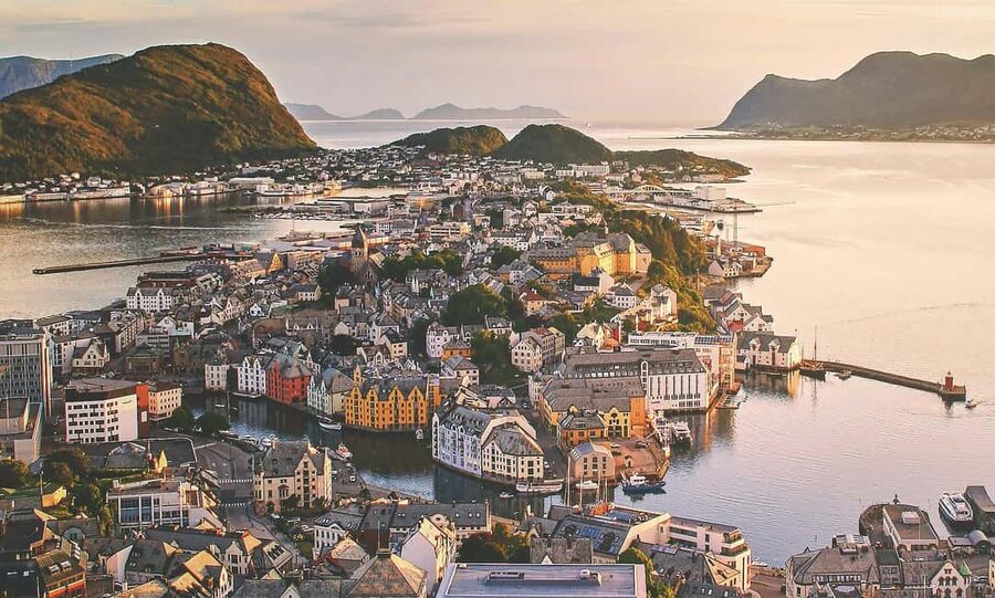 City walk in Ålesund: Art Nouveau, sea views, and insider tips - Ålesund Square and the story of rebuilding