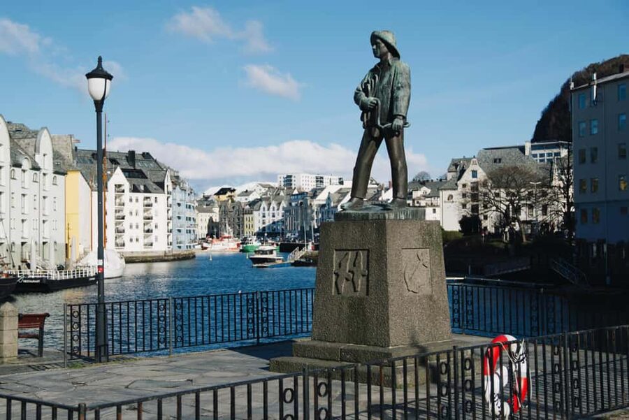 City walk in Ålesund: Art Nouveau, sea views, and insider tips - Along the harbor, where Norway works