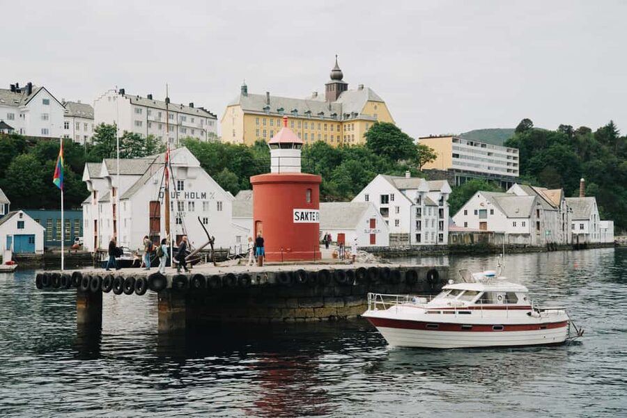 City walk in Ålesund: Art Nouveau, sea views, and insider tips - Group size, pace, and practical limits