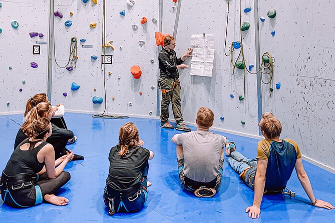 Climbing in Mørkvedhallen Klatresenter - Learning the autobelay system safely