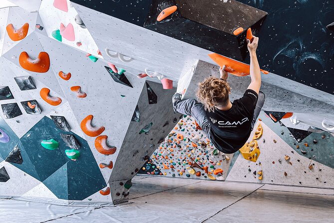 Climbing in Mørkvedhallen Klatresenter - Rope routes for different abilities