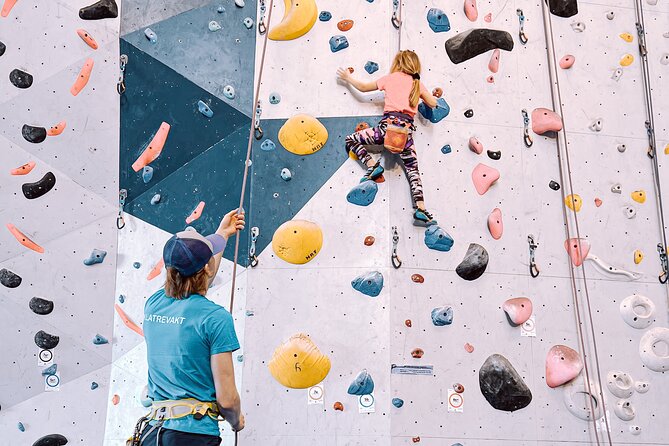 Climbing in Mørkvedhallen Klatresenter - A café break when your arms give out