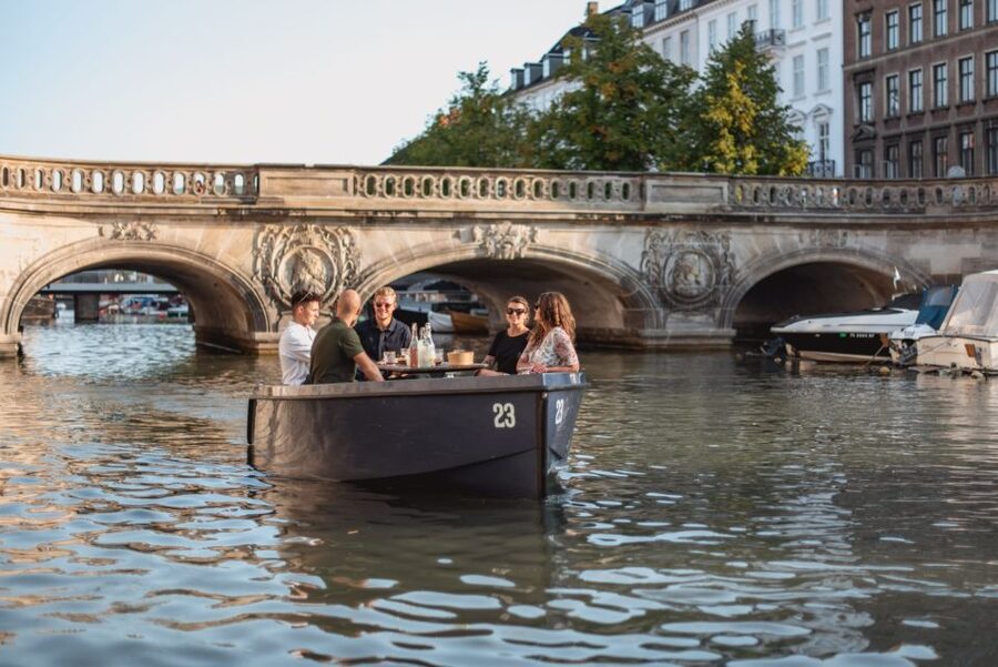 Copenhagen: 1, 2 or 3-Hour Boat Rental (No License Required) - Turning the middle table into a picnic spot