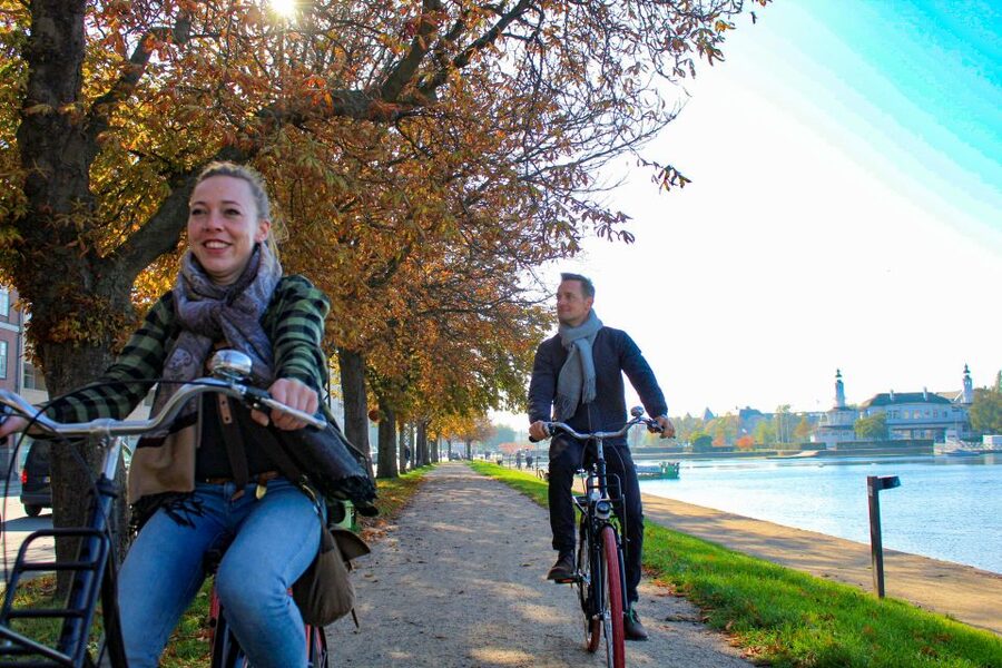 Copenhagen: 1.5-Hour City Highlights Bike Tour - Amalienborg explains the living monarchy