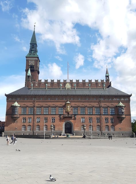 Copenhagen: 2,5-Hour 'Must See' Bike Tour with a Local Guide - Amalienborg and Denmark’s royal family