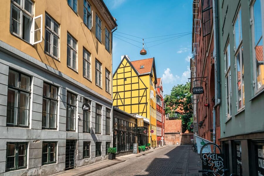 Copenhagen: 2-hour Old Town Private Walking Tour - Church of Our Lady and a royal wedding connection