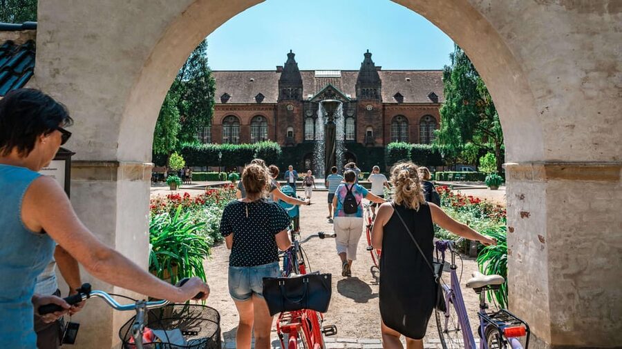 Copenhagen: 3-hour Private Guided Bike Tour - Rosenborg Castle and the calm of Kongens Have