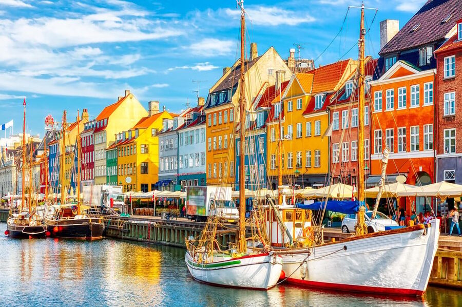 Copenhagen: A guided walk for first-timers in the city - Amalienborg finishes the story