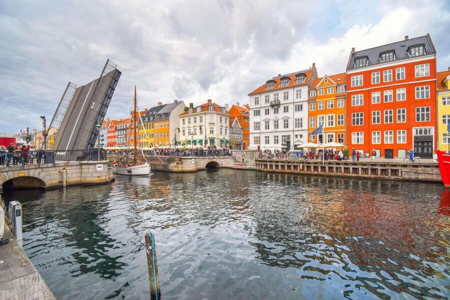 Copenhagen: Canal Boat Cruise & Old Town/Nyhavn Walking Tour - Why combine a walking tour with a canal cruise?