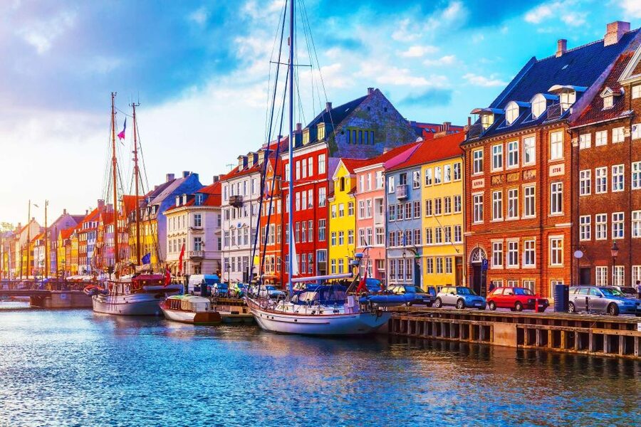 Copenhagen: Canal Boat Cruise & Old Town/Nyhavn Walking Tour - Choosing the three-hour route