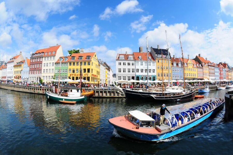 Copenhagen: Canal Boat Cruise & Old Town/Nyhavn Walking Tour - Starting at City Hall Square