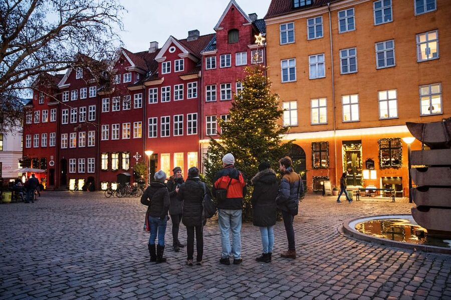 Copenhagen: Christmas Walking Tour with Treats and Drinks - Gløgg and julebryg, with an important age limit