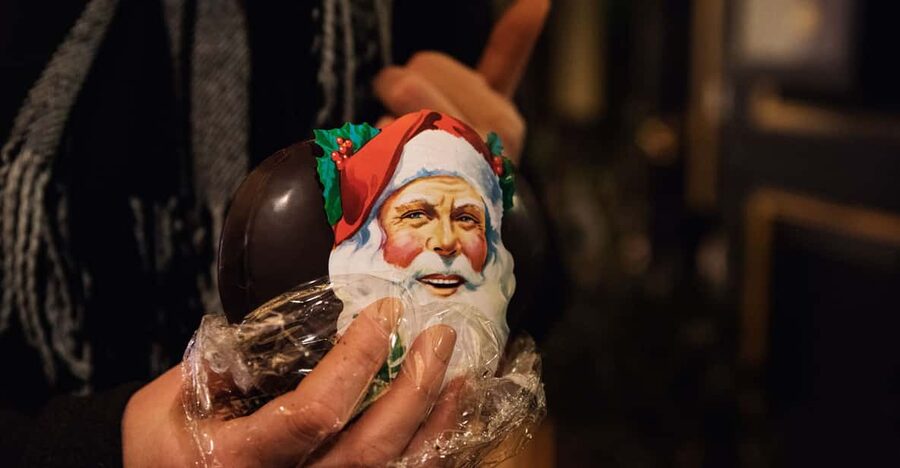 Copenhagen: Christmas Walking Tour with Treats and Drinks - A Christmas market, lights, and a walk between stops