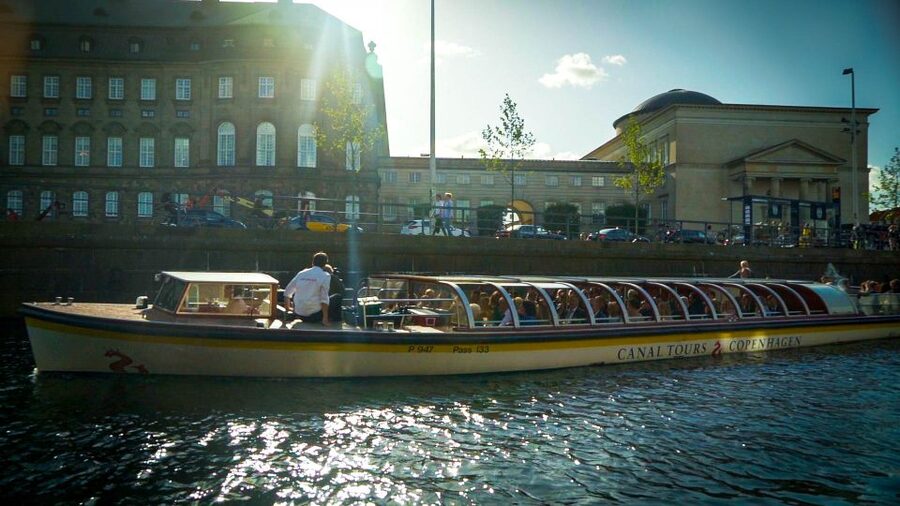Copenhagen: Classic Canal Tour & The Harbour - Starting at Ved Stranden 26