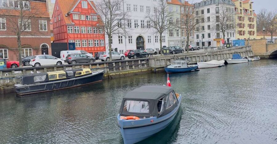 Copenhagen: Guided Canal Tour by Electric Boat - Starting beside Christiansborg Palace at Ved Stranden