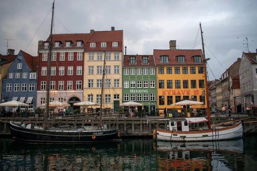 Copenhagen: Guided Walking Tour in French - From the old Stock Exchange to Holmen Church