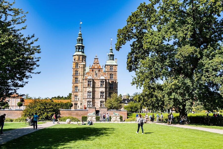 Copenhagen: Hygge & Highlights Walking Tour with Local Guide - Strøget and Pistolstræde: from famous shopping street to quiet lane