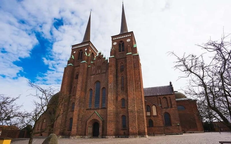 Copenhagen: Roskilde, the Viking City Tour in English - What the guide adds to the experience