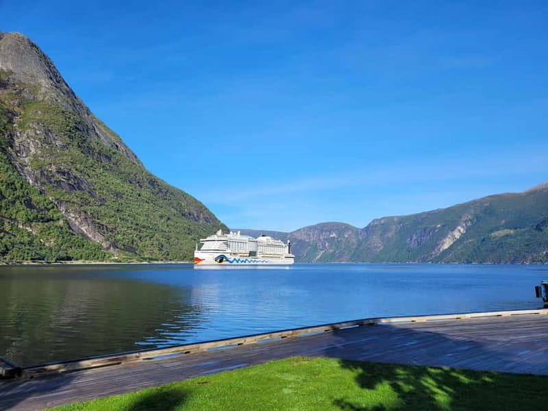 Eidfjord: Vøringsfossen Waterfalls Round-Trip Shuttle - Finding the white bus beside the cruise terminal