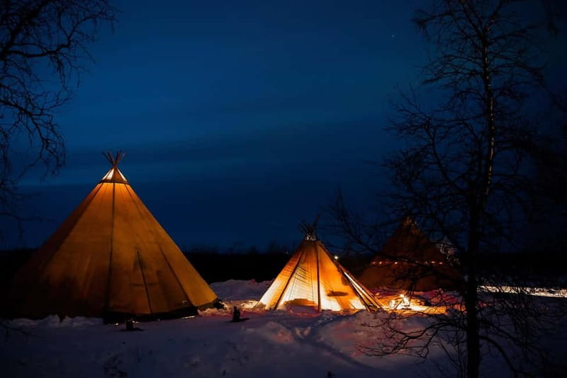 Experience the majestic Auroras Kiruna-Abisko & lodge dinner - A warm start at Máttaráhkká Northern Lights Lodge