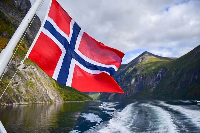 Fjord Sightseeing Tour by Boat in Geiranger - Why Geirangerfjord looks best from a small boat
