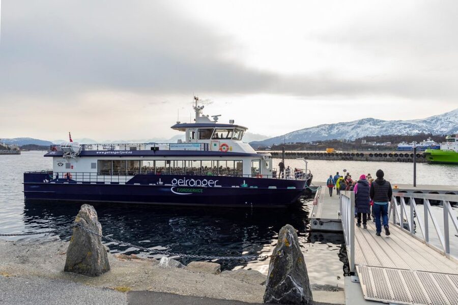 From Ålesund: Winter Fjord Cruise to Geirangerfjord - From Ålesund harbor to the first fjords