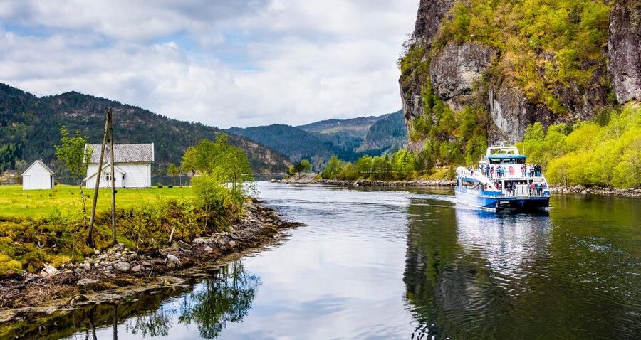 From Bergen: The Original Fjord Cruise to Mostraumen - What the boat does well in bad weather