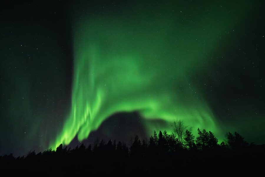 From Tromsø: Aurora Snowshoe Hike - Snowshoeing into the Arctic night